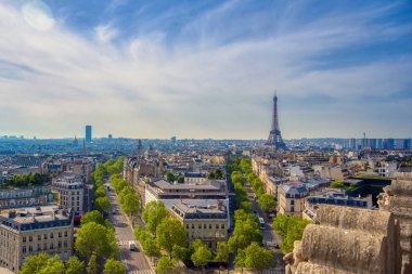 Eyfel Kulesi ve Paris, Fransa Arc de Triomphe bir görünüm.