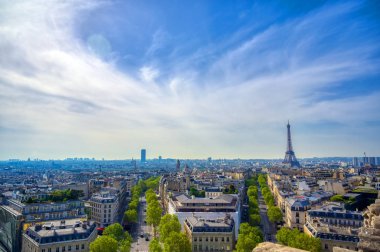 Eyfel Kulesi ve Paris, Fransa Arc de Triomphe bir görünüm.