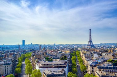 Eyfel Kulesi ve Paris, Fransa Arc de Triomphe bir görünüm.