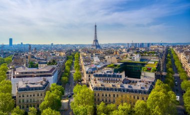 Eyfel Kulesi ve Paris, Fransa Arc de Triomphe bir görünüm.