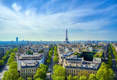 Eyfel Kulesi ve Paris, Fransa Arc de Triomphe bir görünüm.