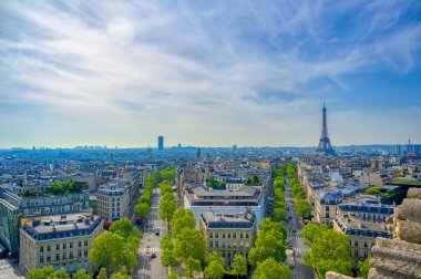 Eyfel Kulesi ve Paris, Fransa Arc de Triomphe bir görünüm.