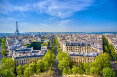 Eyfel Kulesi ve Paris, Fransa Arc de Triomphe bir görünüm.