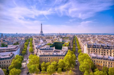 Eyfel Kulesi ve Paris, Fransa Arc de Triomphe bir görünüm.