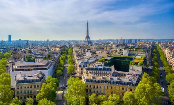 Eyfel Kulesi ve Paris, Fransa Arc de Triomphe bir görünüm.