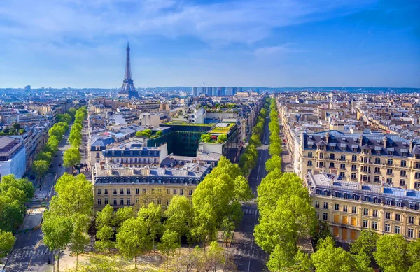 Eyfel Kulesi ve Paris, Fransa Arc de Triomphe bir görünüm.