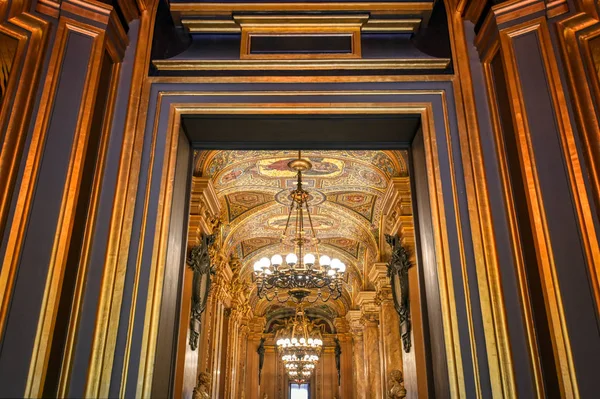 Paris, Fransa-23 Nisan 2019-Paris, Fransa 'da bulunan Palais Garnier büyük Fuer.