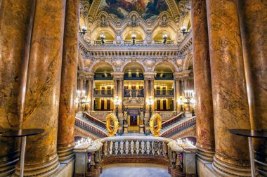 Paris, Fransa-23 Nisan 2019-Grand merdiven Paris, Fransa bulunan Palais Garnier girişinde.