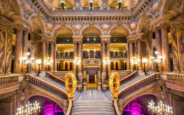 Paris, Fransa-23 Nisan 2019-Grand merdiven Paris, Fransa bulunan Palais Garnier girişinde.