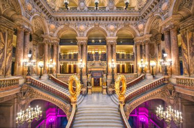 Paris, Fransa-23 Nisan 2019-Grand merdiven Paris, Fransa bulunan Palais Garnier girişinde.