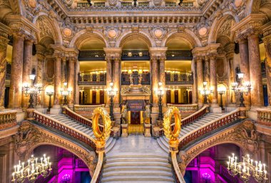 Paris, Fransa-23 Nisan 2019-Grand merdiven Paris, Fransa bulunan Palais Garnier girişinde.