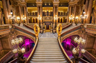 Paris, Fransa-23 Nisan 2019-Grand merdiven Paris, Fransa bulunan Palais Garnier girişinde.
