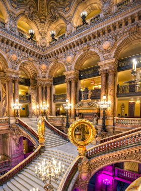 Paris, Fransa-23 Nisan 2019-Grand merdiven Paris, Fransa bulunan Palais Garnier girişinde.