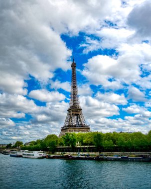 Paris 'teki Seine Nehri karşısındaki Eyfel Kulesi, Fransa.