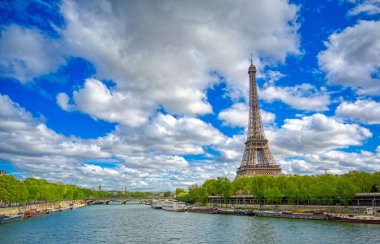 Paris 'teki Seine Nehri karşısındaki Eyfel Kulesi, Fransa.
