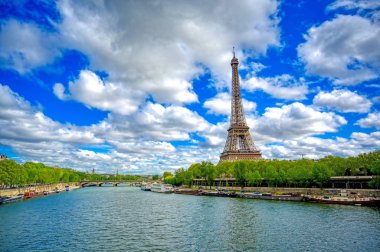 Paris 'teki Seine Nehri karşısındaki Eyfel Kulesi, Fransa.