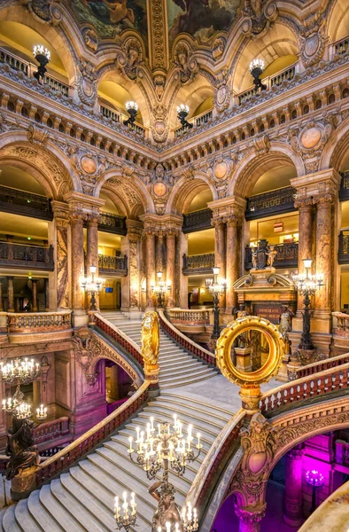 Paris, Fransa-23 Nisan 2019-Grand merdiven Paris, Fransa bulunan Palais Garnier girişinde.