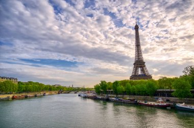 Paris 'te Seine Nehri boyunca Eyfel Kulesi, güzel bulutlar ile güneşli bir günde Fransa.