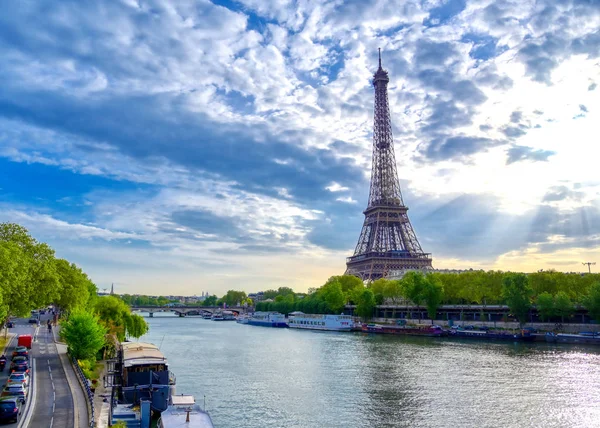 Paris 'te Seine Nehri boyunca Eyfel Kulesi, güzel bulutlar ile güneşli bir günde Fransa.