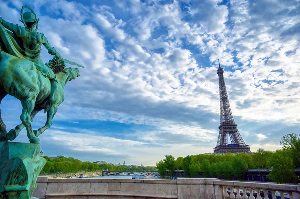 Paris 'te Seine Nehri boyunca Eyfel Kulesi, güzel bulutlar ile güneşli bir günde Fransa.