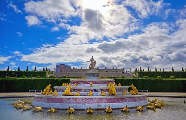 Versailles, Fransa - 24 Nisan 2019: Paris,Fransa'nın dışında güneşli bir günde Versailles Sarayı'nın bahçesindeki Latona Çeşmesi.