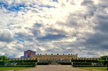 Versailles, Fransa - 24 Nisan 2019: Paris, Fransa dışında güneşli bir günde Versailles Sarayı'nın bahçesindeki heykeller ve çeşmeler.