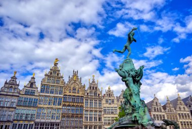 Brabo Çeşmesi Antwerp 'in (Antwerpen) Grote Markt Meydanı, Belçika.