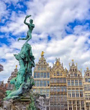 Brabo Çeşmesi Antwerp 'in (Antwerpen) Grote Markt Meydanı, Belçika.