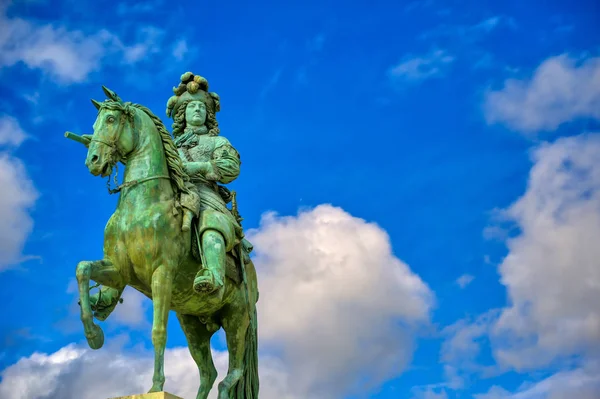 Versalles Francia Abril 2019 Estatua Luis Xiv Las Afueras Las —  Fotos de Stock