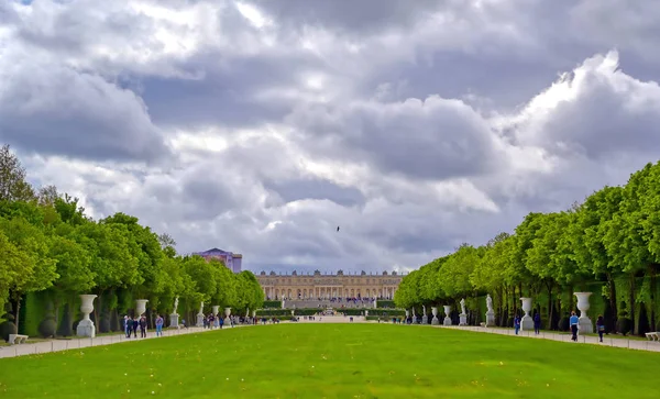 ベルサイユ フランス 2019年4月24日 フランスの外の晴れた日にベルサイユ宮殿の庭園内とその周辺の彫像や噴水 — ストック写真