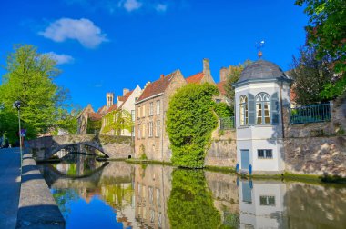 Güneşli bir günde Bruges (Brugge), Belçika kanalları.
