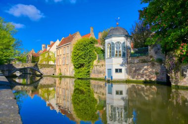 Güneşli bir günde Bruges (Brugge), Belçika kanalları.