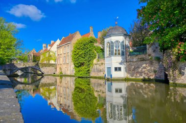 Güneşli bir günde Bruges (Brugge), Belçika kanalları.