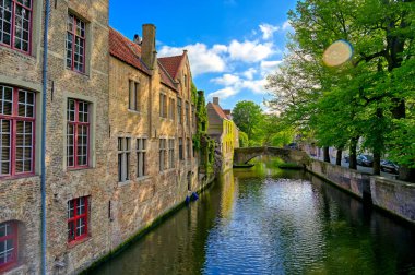Güneşli bir günde Bruges (Brugge), Belçika kanalları.