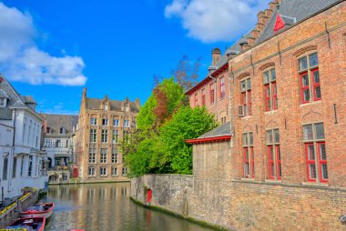 Güneşli bir günde Bruges (Brugge), Belçika kanalları.