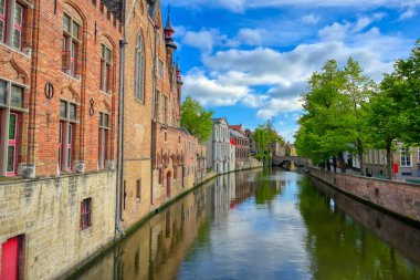 Güneşli bir günde Bruges (Brugge), Belçika kanalları.
