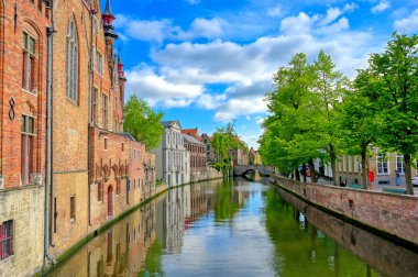 Güneşli bir günde Bruges (Brugge), Belçika kanalları.