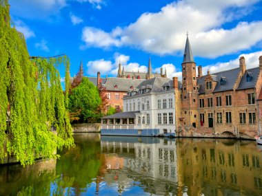 Güneşli bir günde Bruges (Brugge), Belçika kanalları.