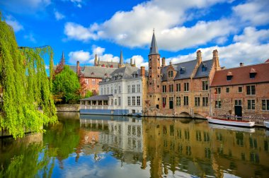 Güneşli bir günde Bruges (Brugge), Belçika kanalları.