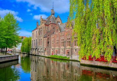 Güneşli bir günde Bruges (Brugge), Belçika kanalları.