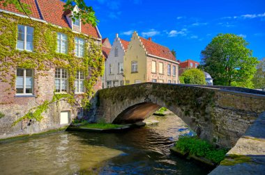 Güneşli bir günde Bruges (Brugge), Belçika kanalları.