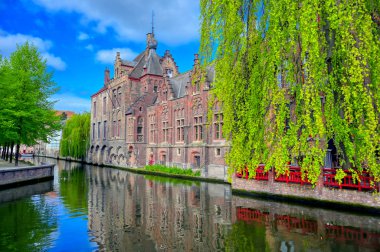 Güneşli bir günde Bruges (Brugge), Belçika kanalları.