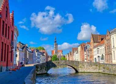 Güneşli bir günde Bruges (Brugge), Belçika kanalları.