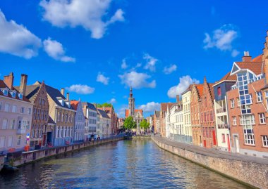 Güneşli bir günde Bruges (Brugge), Belçika kanalları.