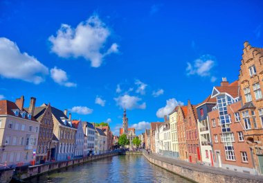 Güneşli bir günde Bruges (Brugge), Belçika kanalları.