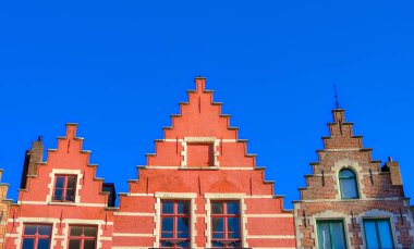 Bruges (Brugge), tarihi şehir merkezi ve Pazar Meydanı (Markt), Belçika.