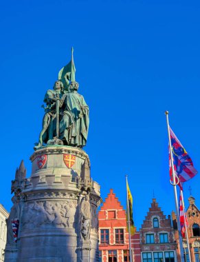 Jan Breydel ve Pieter de Coninck heykel tarihi şehir merkezinde bulunan ve Pazar Meydanı (Markt) Bruges (Brugge), Belçika güneşli bir gün.