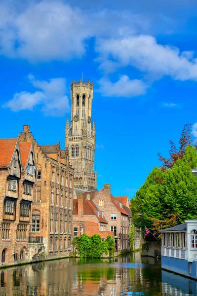 Güneşli bir günde Bruges (Brugge), Belçika kanalları.
