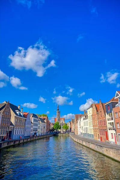 Güneşli bir günde Bruges (Brugge), Belçika kanalları.