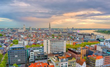 Gün batımında Antwerp, Belçika'nın havadan görünümü.